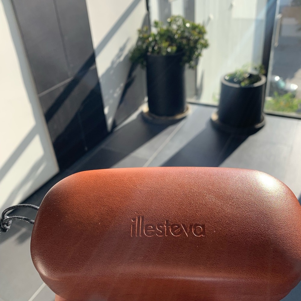 Illesteva Hard Leather Case